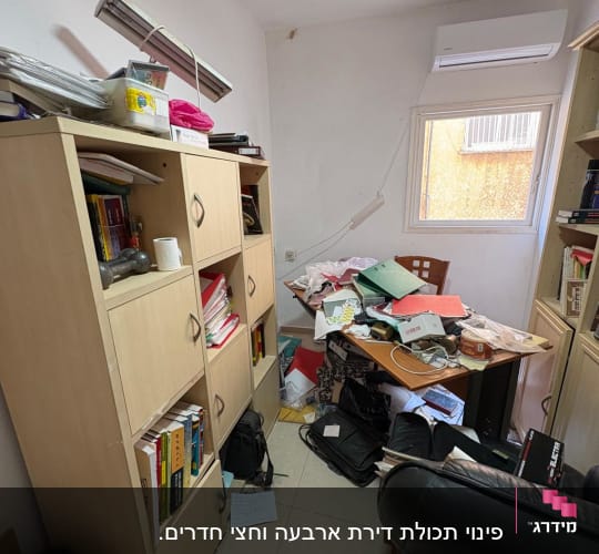 חדר מבולגן עם מדפים, ספרים וניירות מפוזרים